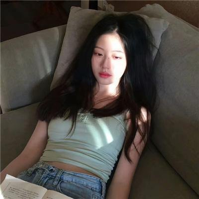 有色彩的女子
